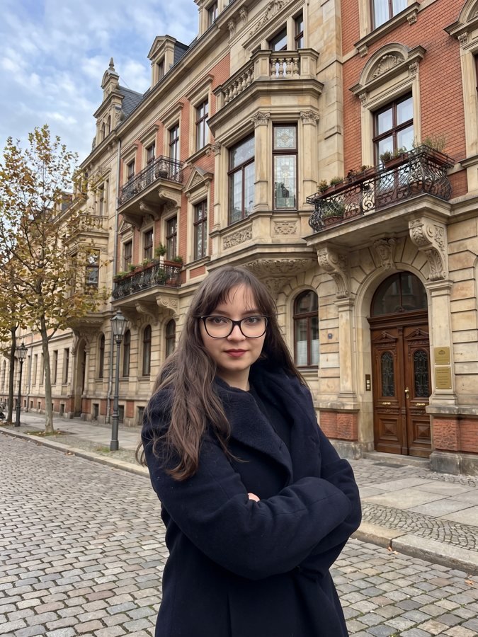 Katarzyna Tergan vor einer sanierten Gründerzeitfassade